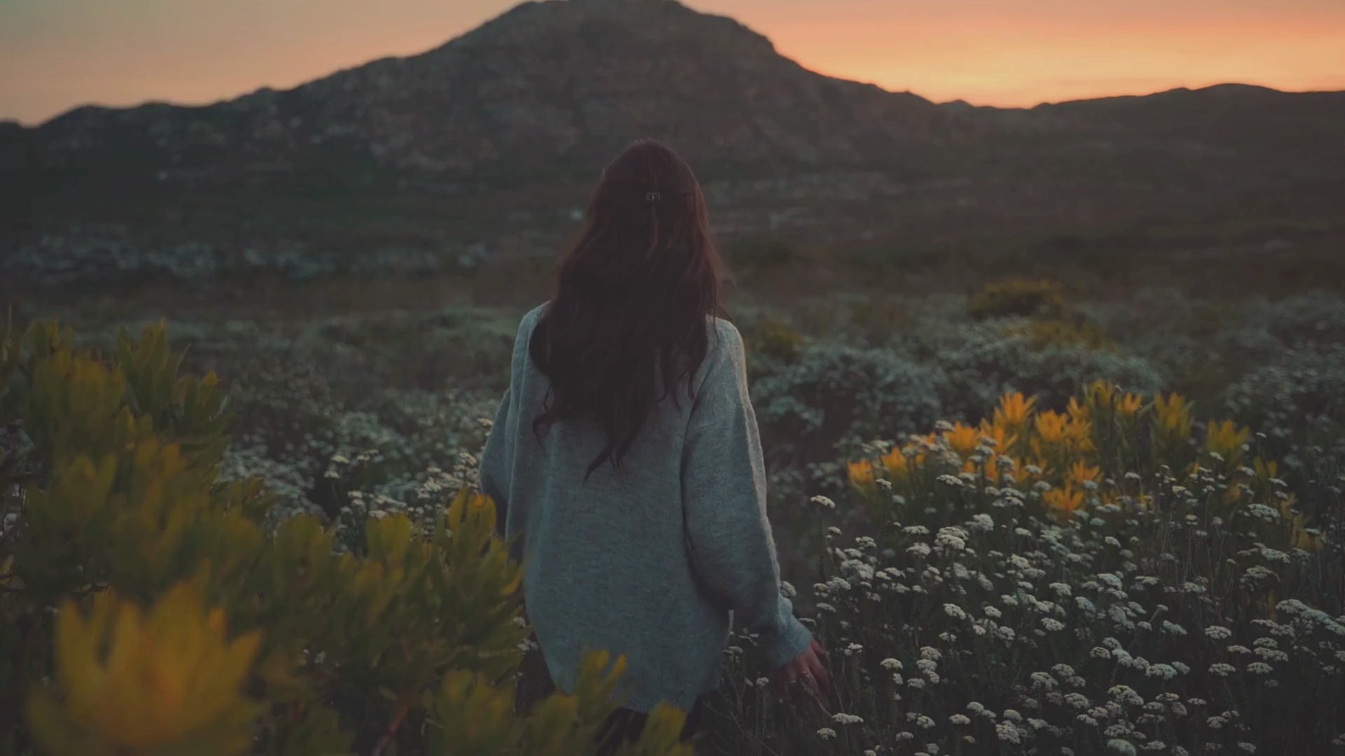 Video laden: In diesem Video geht eine Frau durch die Natur und dann in einen Tempel. Es symbolisiert die Reise nach Innen, in unseren eigenen Tempel. Gleichzeitig, die Verbindung mit Mutter Erde und dem Kosmos. Es ist die Willkommensnachricht von Oilements.